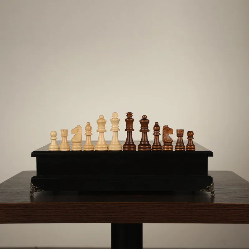 Scacchi e decorazione ornamentale in legno per l'insegnamento delle competizioni di scacchi