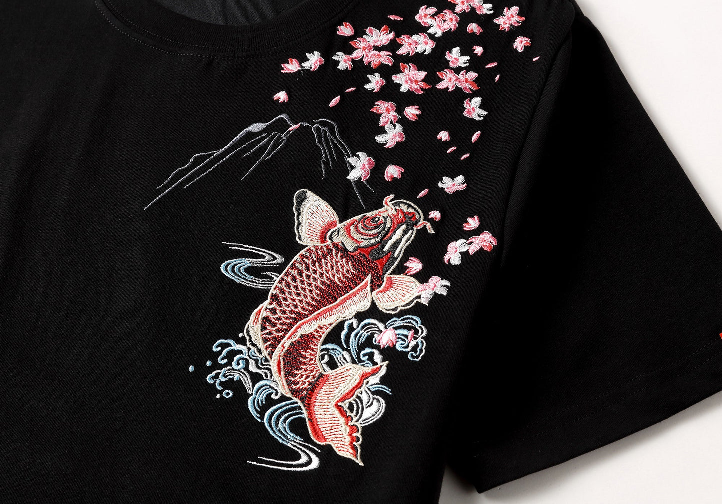 T-shirt ricamata carpa koi rossa KH628