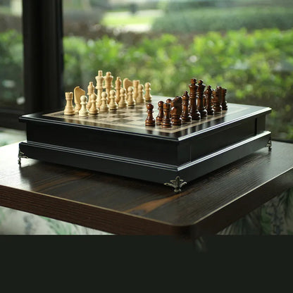Scacchi e decorazione ornamentale in legno per l'insegnamento delle competizioni di scacchi